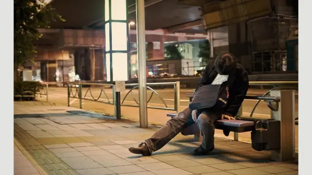 Чоловік спить у громадському місці