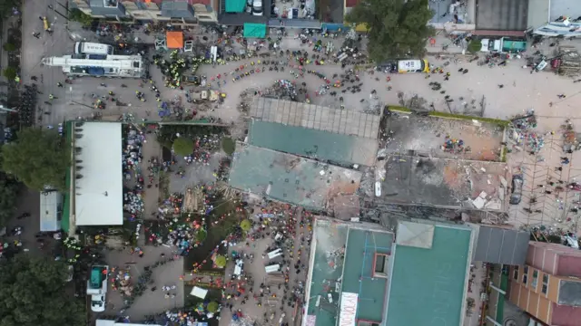 sekolah di Kota Meksiko yang ambruk.