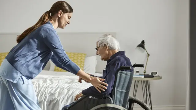 Mujer cuida a anciano