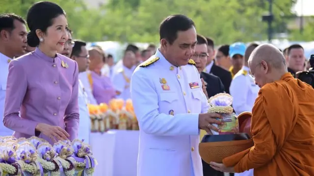 พล.อ.ประยุทธ์ จันทร์โอชา นายกรัฐมนตรีและภริยาทำบุญตักบาตรเพื่อถวายพระราชกุศลเนื่องในโอกาสวันเฉลิมพระชนมพรรษา สมเด็จพระนางเจ้าฯ พระบรมราชินี