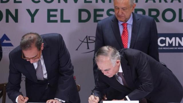 Andrés Manuel López Obrador con dos miembros del Consejo Mexicano de Negocios