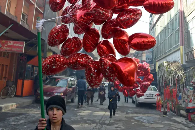 بوسه با ماسک؛ تصویر متفاوت ولنتاین در جهان