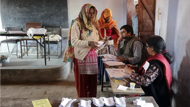 दादरी विधानसभा सीट पर एक मतदान केंद्र पर वोट डालती महिलाएं.