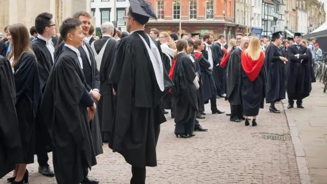 طلاب جامعيون وأساتذة في حفل للتخرج