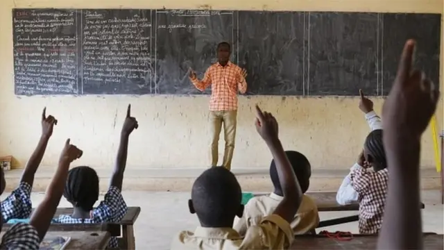 Olukọ n kọ awọn akẹkọọ alakọbẹrẹ