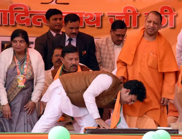 అధికారుల నుంచి జర్నలిస్టులు, నేతలు అంతా ఆయన పాదాలను తాకేందుకు ప్రయత్నిస్తుంటారు