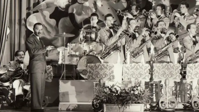 Basil Kurchin en la batería