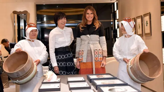 梅拉尼娅·特朗普（右二）与安倍昭惠（左二）参观珍珠店（5/11/2017）