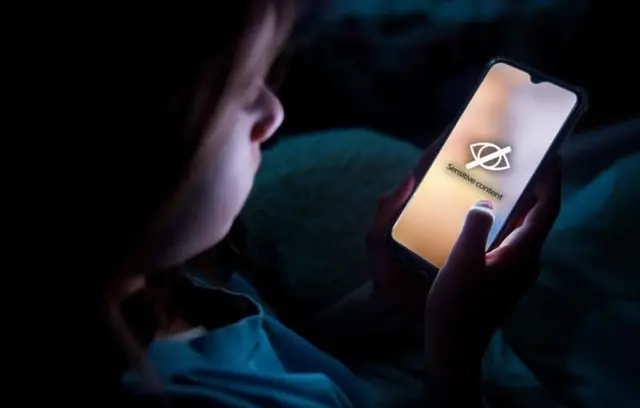 मोबाइल चलाइरहेकी एक किशोरी