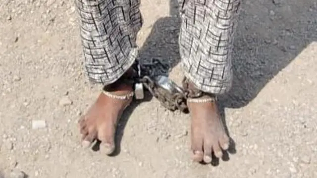 साखळदंडानं बांधलेले  शहनाज यांचे पाय.