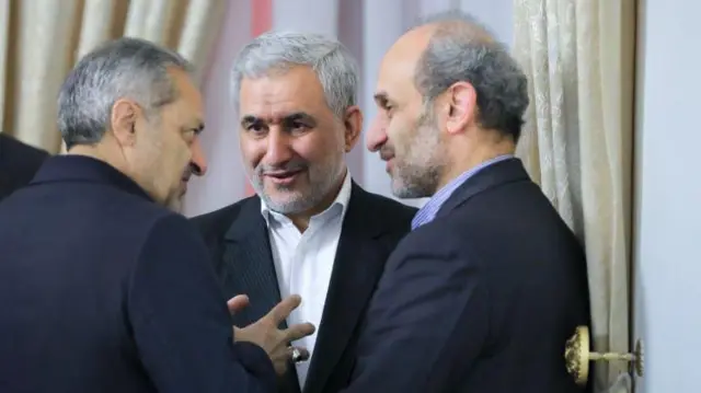 محسن اسماعیلی (نفر وسط) در جلسه هیات دولت ایران یک روز پس از انتصاب به معاونت رئیس جمهور