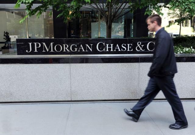 Homem passando em frente ao prédio da JPMorgan Chase