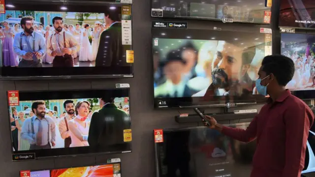 ভারতে একটি টিভির দোকানে বাজছে 'নাটু নাটু'