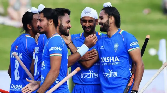 भारतीय हॉकी टीम के कप्तान हरमनप्रीत सिंह के साथ गोल करने के बााद जश्न मनाते आकाशदीप सिंह