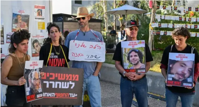 பணயக்கைதிகள் சுடப்பட்டதை கண்டித்து போராடும் மக்கள்.