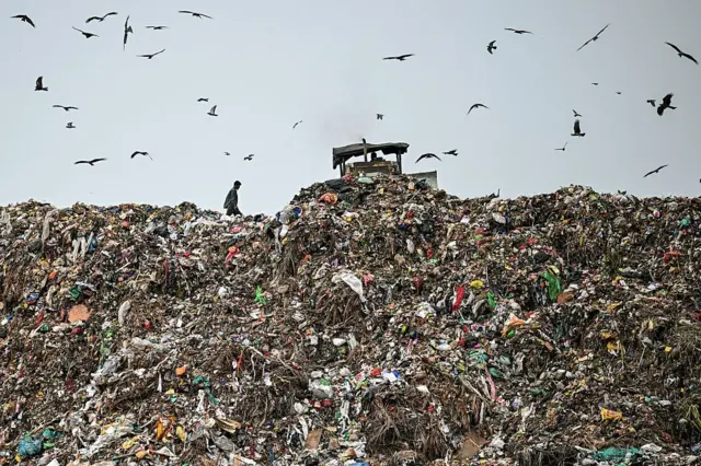 প্রতিদিন বিপুল পরিমাণে জড়ো হওয়া বর্জ্য প্রতিটা শহরে সমস্যার কারণ হয়ে দাঁড়িয়েছে- প্রতীকী ছবি