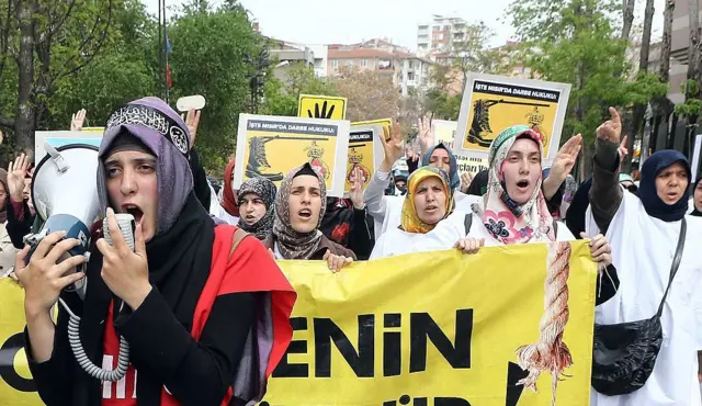 Müslüman Kardeşler mensuplarına yönelik Mısır'daki idam kararlarını protesto için 2014'te Ankara'da düzenlenen bir gösteri