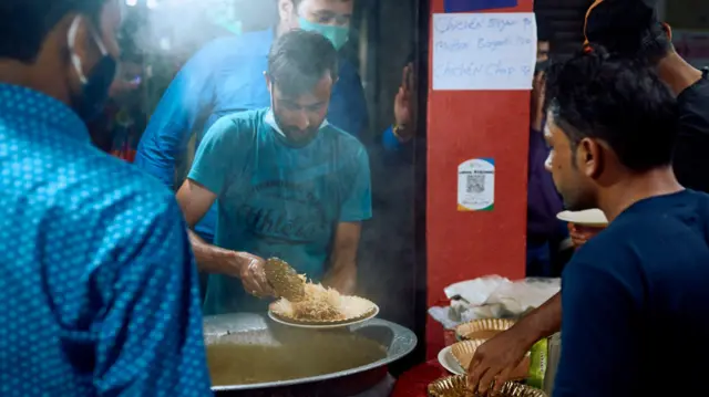 நள்ளிரவில் பிரியாணி சாப்பிடுவதால் ஏற்படும் ஆபத்துகள் – எச்சரிக்கும் நிபுணர்கள்