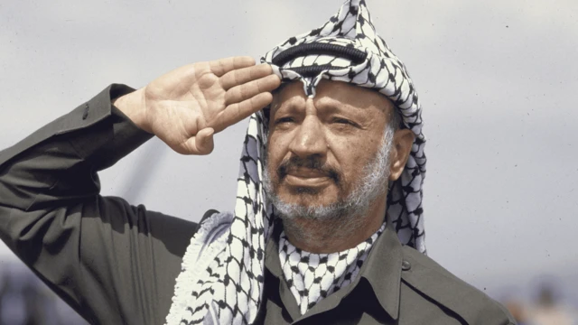 Yaser Arafat selam verirken. 