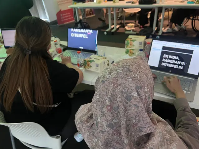 Sianna, penyandang tuli-buta, sedang menyimak materi workshop