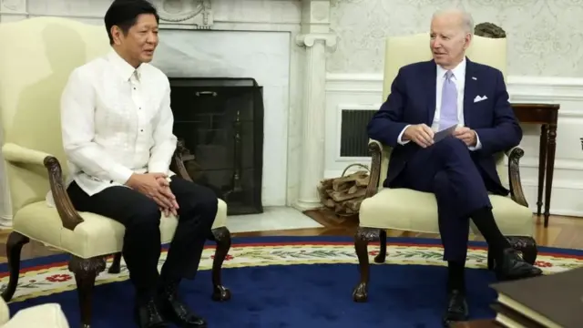 Presiden Filipina Ferdinand Marcos dan Presiden AS Joe Biden