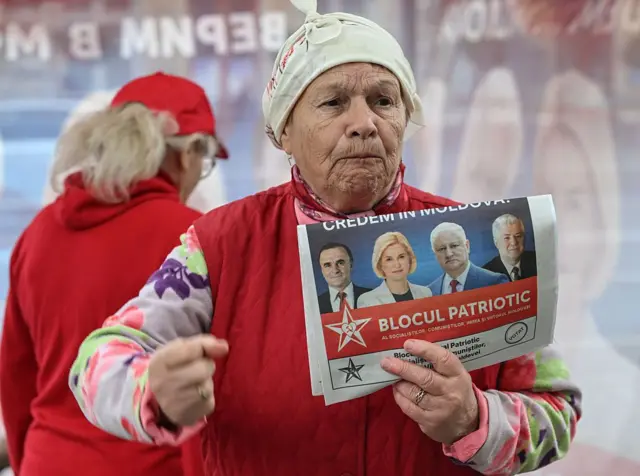 Старша жінка з газетою "Патріотичного блоку"