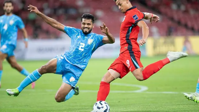 ২০২৫ সালে সিঙ্গাপুরে অনুষ্ঠিত এএফসি এশিয়ান কাপের বাছাইপর্বের এক ম্যাচে ভারতের রাহুল ভেকে ও সিঙ্গাপুরের ইলহান ফান্দি