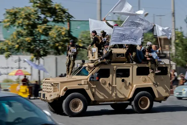 انور‌الحق کاکر، وزیر داخله/کشور پاکستان گفته است که سلاح‌های بجامانده از آمریکا برای ارتش سابق افغانستان،  تمامی گروه‌های تروریستی منطقه را مسلح به تسلیحات پیشرفته از طریق بازار سیاه ساخته است و در فعالیت‌های تروریستی در داخل پاکستان از این تسلیحات استفاده می‌شود