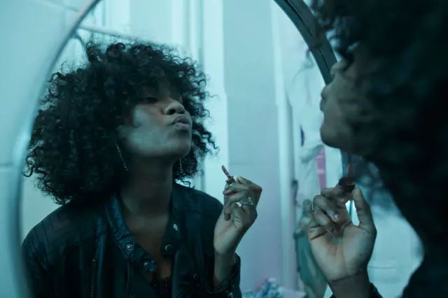 Pesin dey wear lipstick