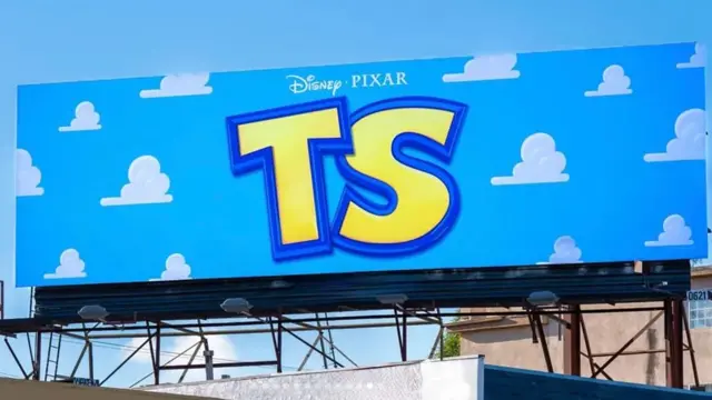 Billboard reklamujący 'Toy Story 5'. Zamiast pełnego tytułu zawiera inicjały 'TS' pod logo Disney'a i Pixara 