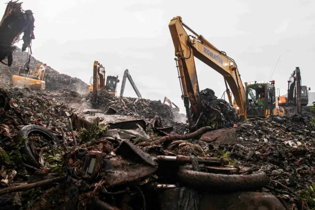 Operator mengoperasikan alat berat saat melakukan pencarian korban longsor gunungan sampah di Tempat Pengolahan Sampah Terpadu (TPST) Bantargebang, Bekasi, Jawa Barat, Senin (9/3/2026). Berdasarkan data sementara dari Basarnas DKI Jakarta pada Senin (9/3) pagi, sebanyak 13 orang menjadi korban dalam peristiwa tersebut empat orang meninggal dunia, empat orang selamat, dan lima masih dalam proses pencarian. 