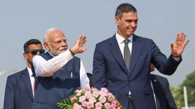 વડા પ્રધાન નરેન્દ્ર મોદી સ્પેનના વડા પ્રધાન પેડ્રો સાંચેજ સાથે વડોદરાના રોડ શોમાં