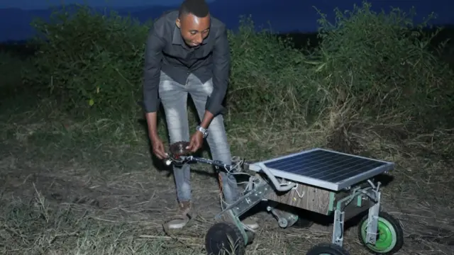 Armel Akimana avuka muri komine Bisoro mu ntara ya Mwaro, hagati mu gihugu c'Uburundi, avuga ko iyo Robot izokora ibikorwa abantu bokoze mu mirima kandi mu mwanya muto.