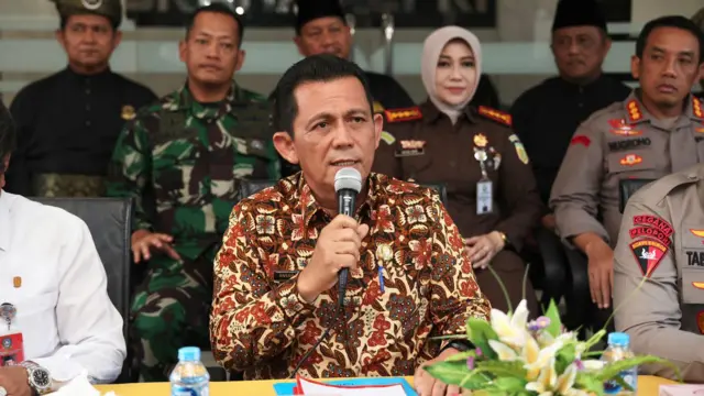 Gubernur Kepulauan Riau Ansar Ahmad mengimbau masyarakat untuk menjaga situasi di Kepulauan Riau tetap kondusif dalam konferensi pers di Batam pada Selasa (12/9)