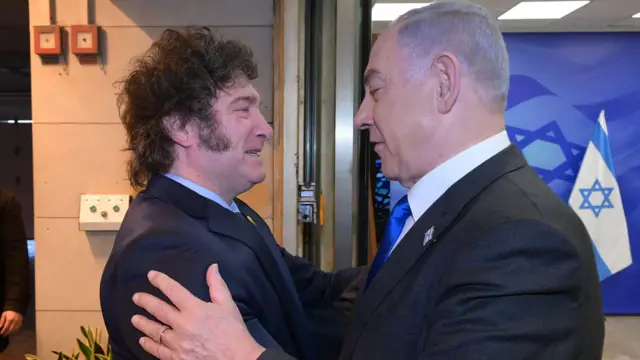 Javier Milei e Benjamin Netanyahu se abraçam
