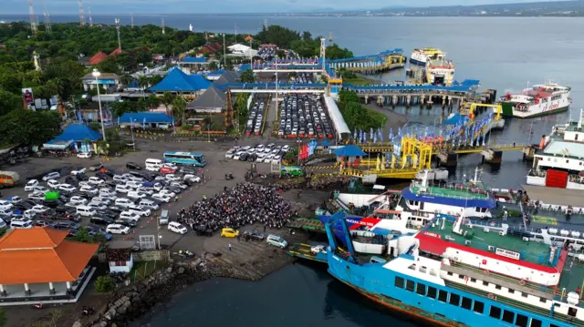 Berdasarkan data Posko Pelabuhan Gilimanuk total penumpang yang menyeberang dari Bali ke Jawa mulai dari H-10 sampai H-4 tercatat sebanyak 383.398 orang atau naik 0,3 persen dibandingkan realisasi periode tahun lalu. 