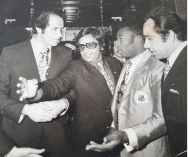 بازدید پله از باشگاه تاج در سال ۱۳۵۱، عنایت‌الله آتشی نفر اول سمت چپ