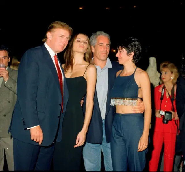 De izquierda a derecha: el empresario inmobiliario estadounidense Donald Trump y su novia (y futura esposa), la exmodelo Melania Knauss; el financiero (y futuro delincuente sexual convicto) Jeffrey Epstein, y la socialité británica Ghislaine Maxwell posan juntos en el club Mar-a-Lago, en Palm Beach, Florida, el 12 de febrero de 2000.