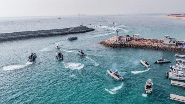 Lanchas rápidas de la Armada del Cuerpo de la Guardia Revolucionaria Islámica se mueven durante un ejercicio en la isla de Abu Musa, en esta imagen obtenida el 2 de agosto de 2023.