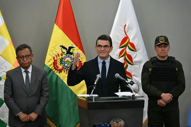 El presidente boliviano, Rodrigo Paz, junto a su ministro de gobierno y el comandante de la policía boliviana durante la conferencia sobre la captura de Sebastián Marset