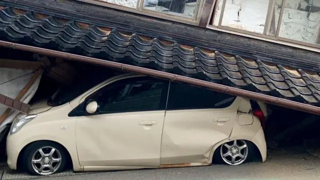 Foto mostra carro esmagado por casa após terremoto no Japão