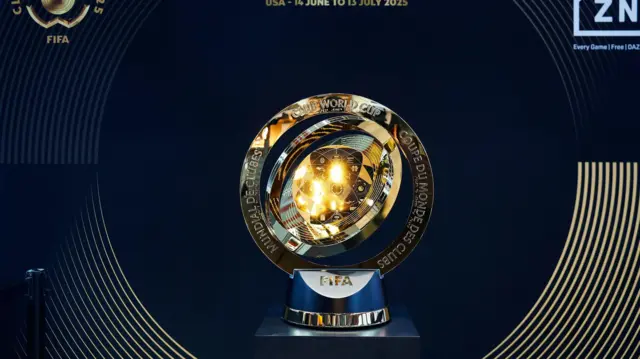 عرض مجسم كأس العالم للأندية بشكلها الموسع
