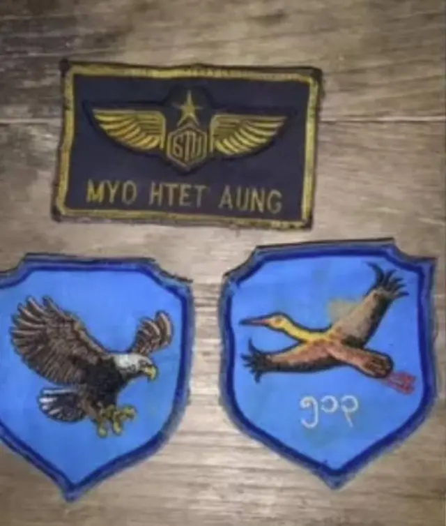 ရွှေကူမြို့နယ်ထဲက တောတွင်း တစ်နေရာမှာ ပျက်ကျခဲ့တဲ့ စစ်ရဟတ်ယာဉ်ကနေ ဗိုလ်ကြီး မျိုးထက်အောင် အလောင်းကနေရရှိတဲ့ တံဆိပ်လို့ဆို 