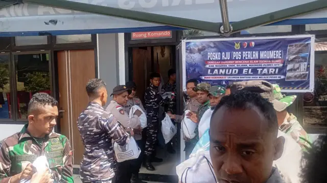 Bantuan logistik berupa paket sembako dari Presiden Republik Indonesia, Prabowo Subianto tiba di Maumere, Kabupaten Sikka, Nusa Tenggara Timur, Minggu (16/8).