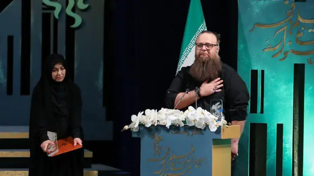 مهدی یزدانی خرم، هنگام دریافت برنده سیمرغ بلورین بهترین فیلمنامه