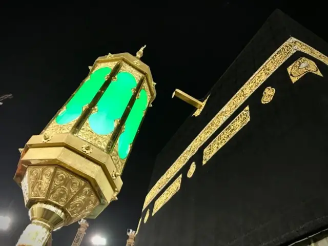 علاوه بر طراحی ساختمانهای مسجد الحرام و مسجد النبی، باید به مواد و مصالح نادری که در ساخت این بناها استفاده شده هم اشاره کرد