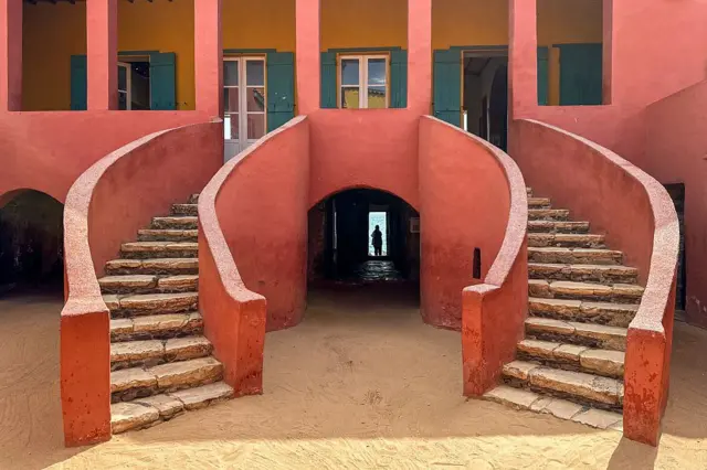 La maison des esclaves sur l'île de Gorée, site inscrit au patrimoine mondial de l'UNESCO, au large de Dakar, qui a été le théâtre de la déportation de millions d'Africains lors de la traite atlantique des esclaves entre le XVe et le XIXe siècle.