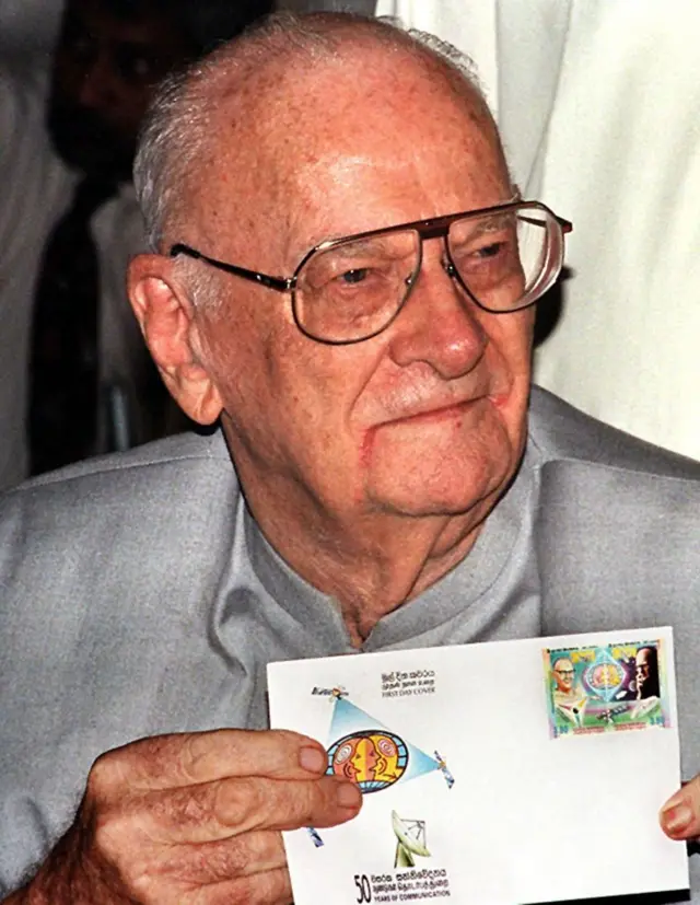 British science ficton author Arthur C. Clarke shows 19 February a first day cover of a Sri Lankan postage stamp bearing his portrait to mark 50 years of communications in Sri Lanka. 