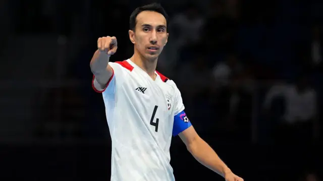 مهدی نوروزی، کپیتان تیم ملی فوتسال افغانستان که پیراهن سفید و بازوبند آبی دارد.