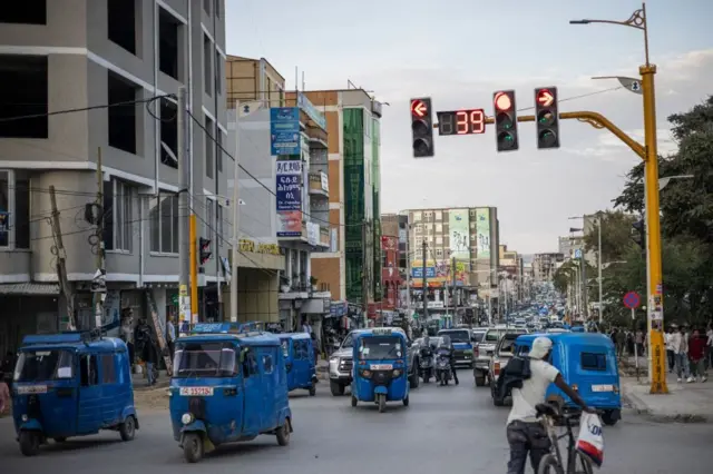 ብሰማያዊ ባጃጃት ዘዕለቕለቐ ጐደና መቐለ፡ 39 ዝተጸሕፎ መብራህቲ ትራፊኽ'ውን ቀይሕ ወሊዑ ይርአ